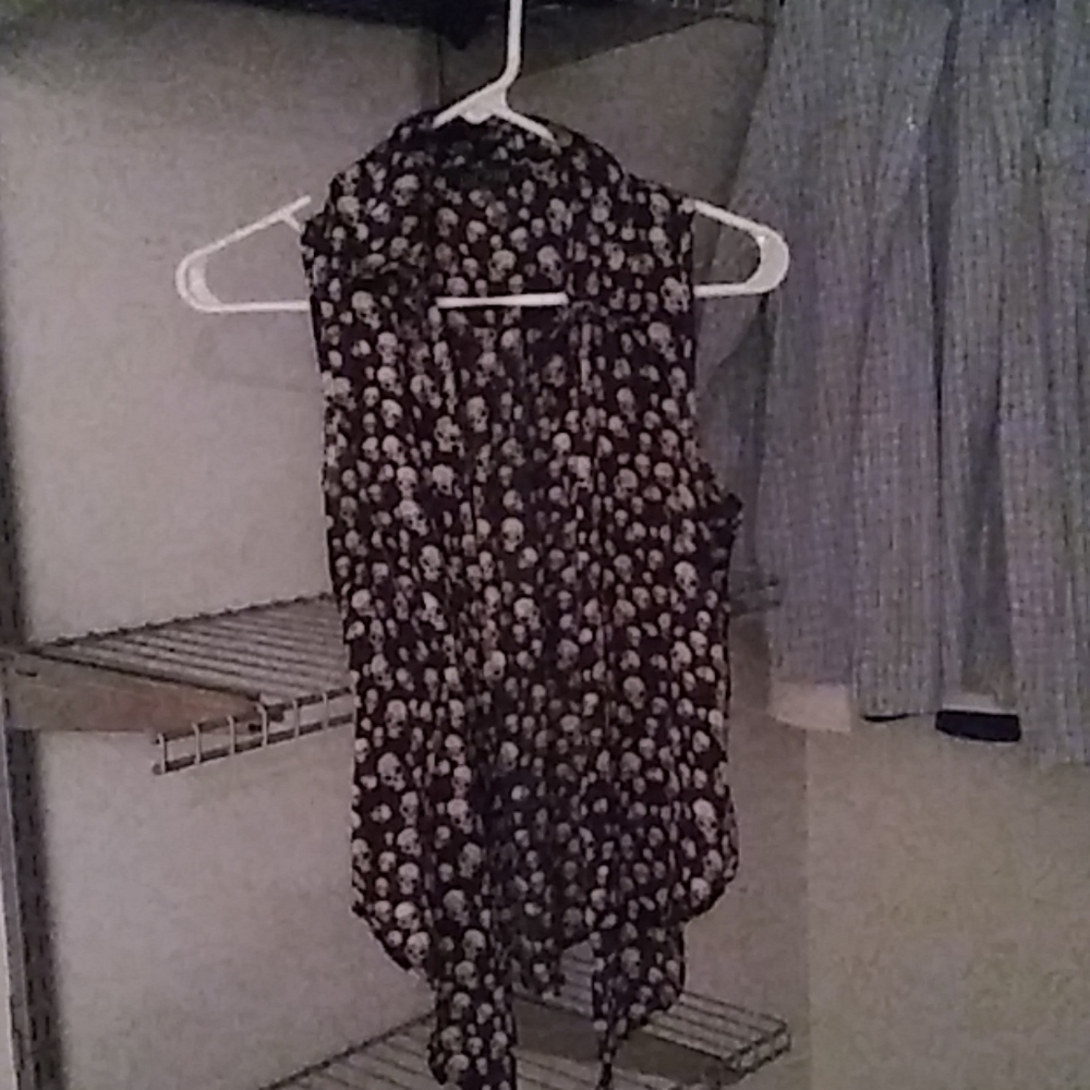 Skull sleevless blouse